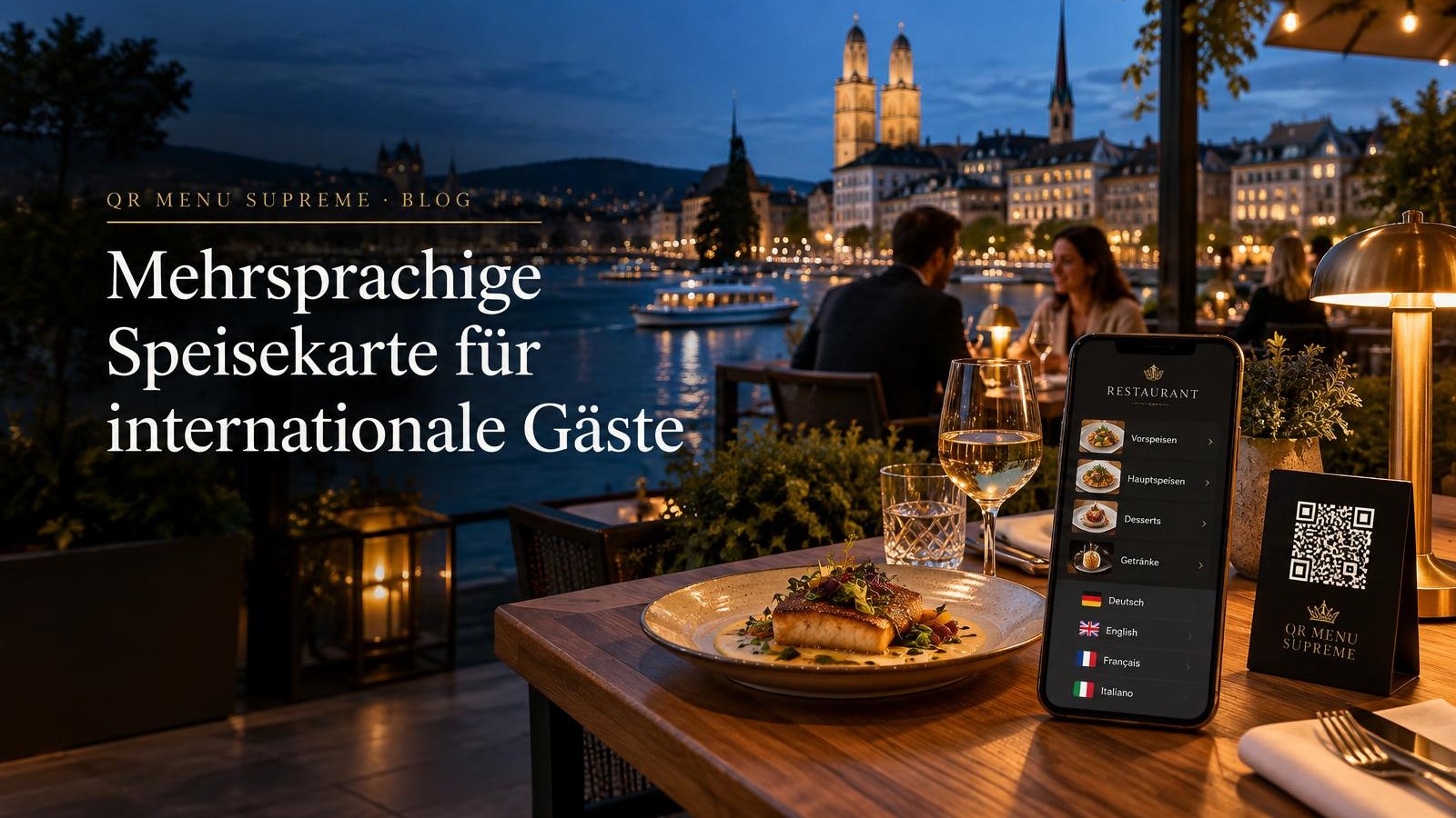 Restaurantterrasse am Wasser am Abend mit QR-Code-Aufsteller und Smartphone, das die Sprachauswahl einer digitalen Speisekarte zeigt